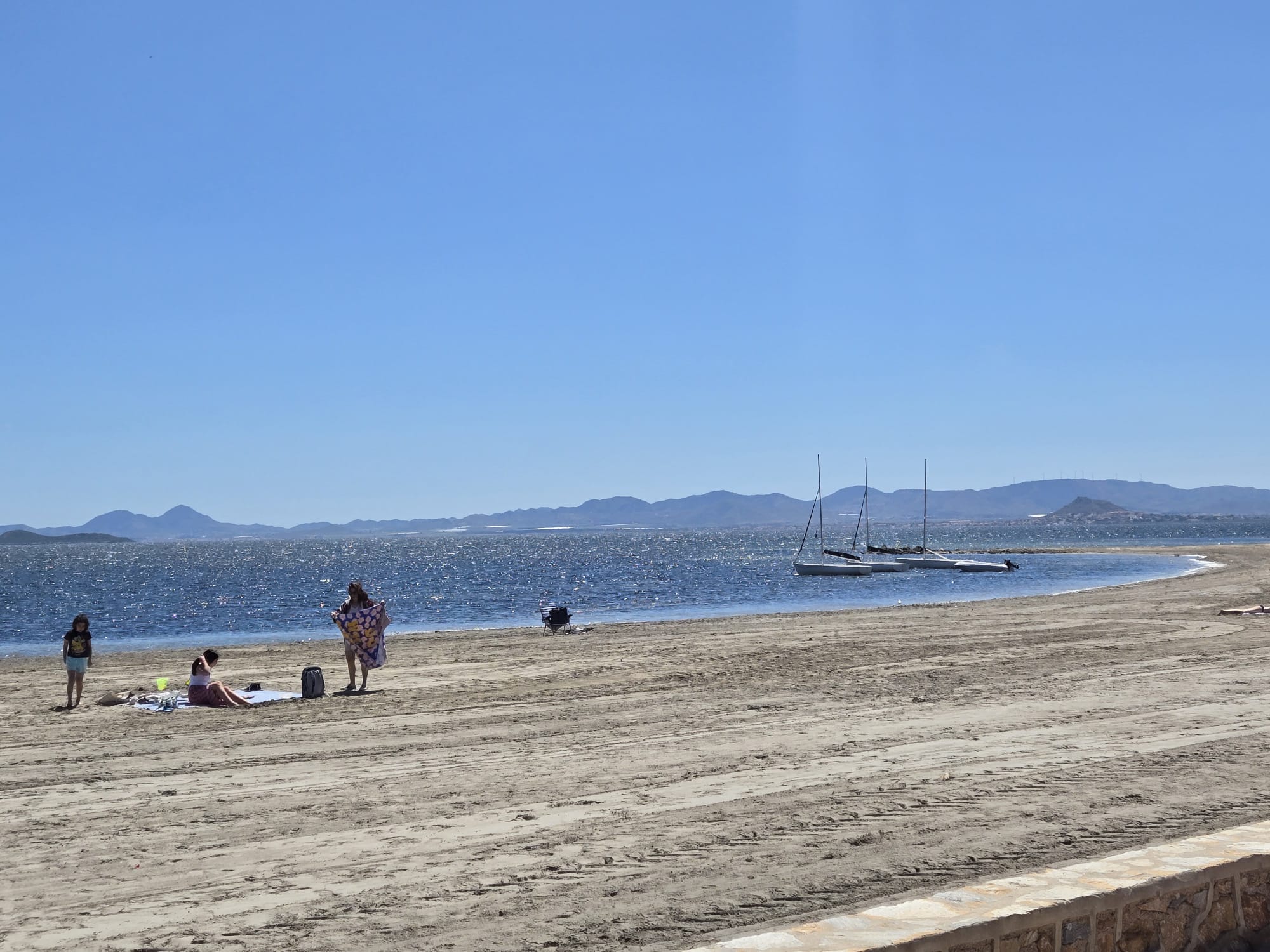 strand met boten strand met boten
